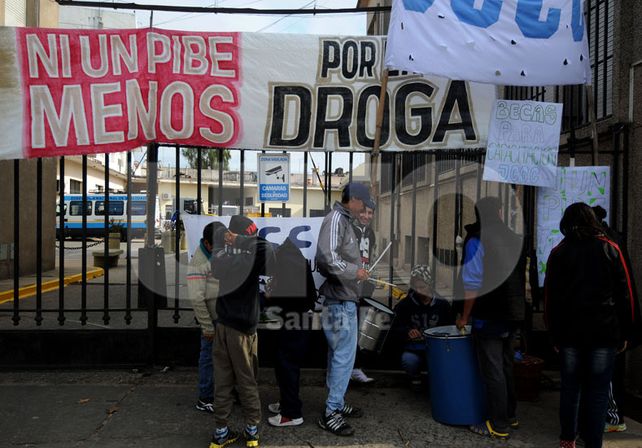 Olla popular frente a Desarrollo Social. Con el reclamo también buscaron mostrar la grave crisis que sufre la población / Foto: Mauricio Centurión - Uno Santa Fe