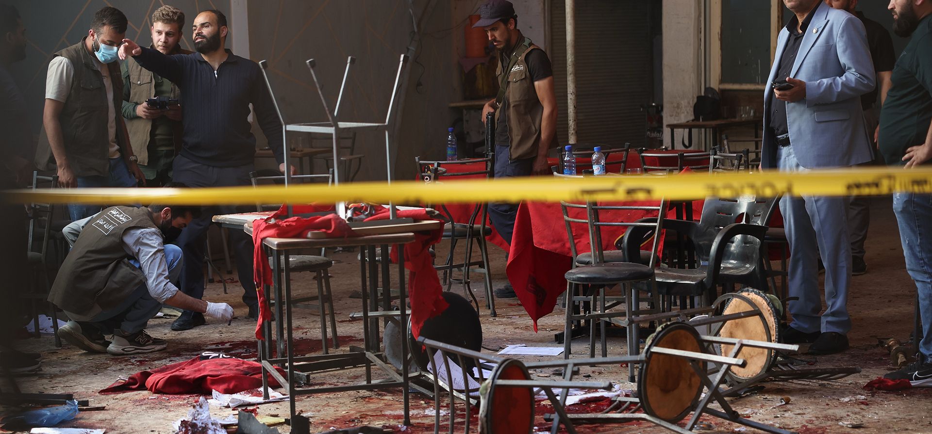 Las fuerzas de seguridad sirias inspeccionan el lugar tras la detonación de un artefacto explosivo en una cafetería cercana al complejo del tribunal principal, en Damasco, Siria, el jueves 2 de julio de 2026 (Foto AP/Ghaith Alsayed). Las fuerzas de seguridad sirias inspeccionan el lugar tras la detonación de un artefacto explosivo en una cafetería cercana al complejo del tribunal principal, en Damasco, Siria, el jueves 2 de julio de 2026 (Foto AP/Ghaith Alsayed).