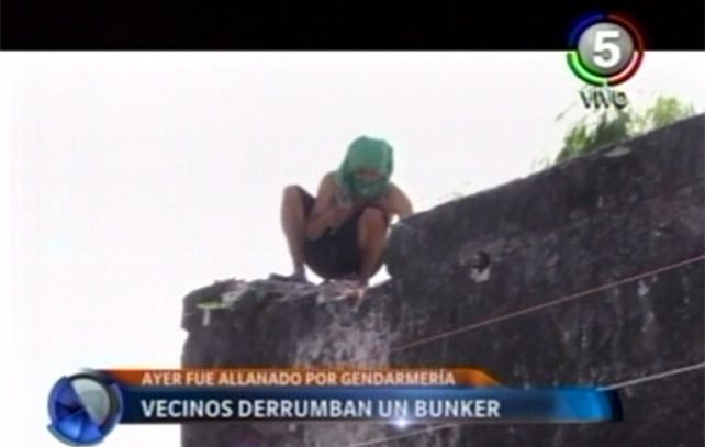 Rosario: vecinos de zona oeste comenzaron a demoler un búnker que fue allanado ayer