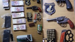 Dos jóvenes viajaban con armas cargadas y 128 mil pesos