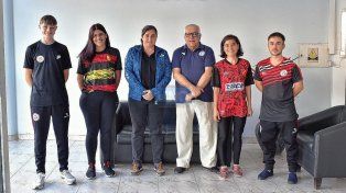 Los egresados y el staff de docentes brindaron detalles de la formación.