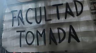 Tomaron la Facultad de Trabajo Social para visibilizar la crisis de financiamiento universitario