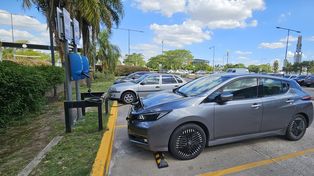 El Leaf alcanza una velocidad máxima de 145 km/h y acelera de 0 a 100 km/h en 8,5 segundos.