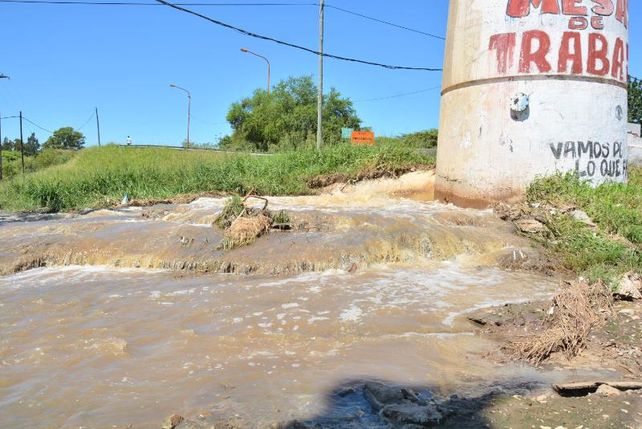 Solicitan al municipio intervenir ante Aguas por el desborde de la cloaca máxima de la ciudad