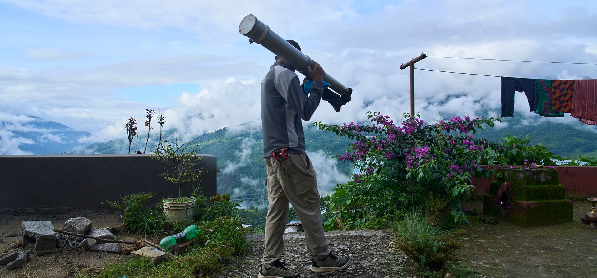 Un joven lleva un cañón casero que produce ruido para ahuyentar a los monos de las tierras de cultivo cercanas en Dharamghar, distrito de Dolakha, a unos 86 kilómetros al este de Katmandú, Nepal, el sábado 25 de julio de 2026. (Foto AP/Niranjan Shrestha) Un joven lleva un cañón casero que produce ruido para ahuyentar a los monos de las tierras de cultivo cercanas en Dharamghar, distrito de Dolakha, a unos 86 kilómetros al este de Katmandú, Nepal, el sábado 25 de julio de 2026. (Foto AP/Niranjan Shrestha)