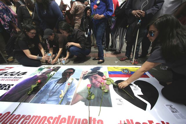 Temido desenlace. Ofrendas florales en las imágenes de los tres periodistas ecuatorianos asesinados.