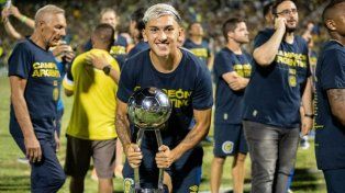Tobías Cervera posa con el trofeo de la Copa de la Liga 2023. Vuelve, a préstamo, a su club de origen.