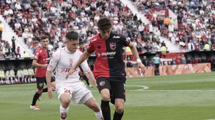Valentino Acuña cubre la pelota. Contra Huracán, en el medio de Newells fueron todos pibes y cumplieron.&nbsp;