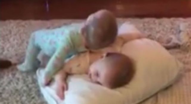 Dos gemelas conmocionan Facebook con su tierna imitación de los personajes de Frozen