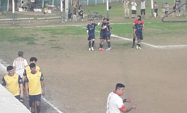 Rosarina de fútbol. Alfredo Idoria anotó el tanto para Defensores Unidos en el clásico ante Social Lux&nbsp;
