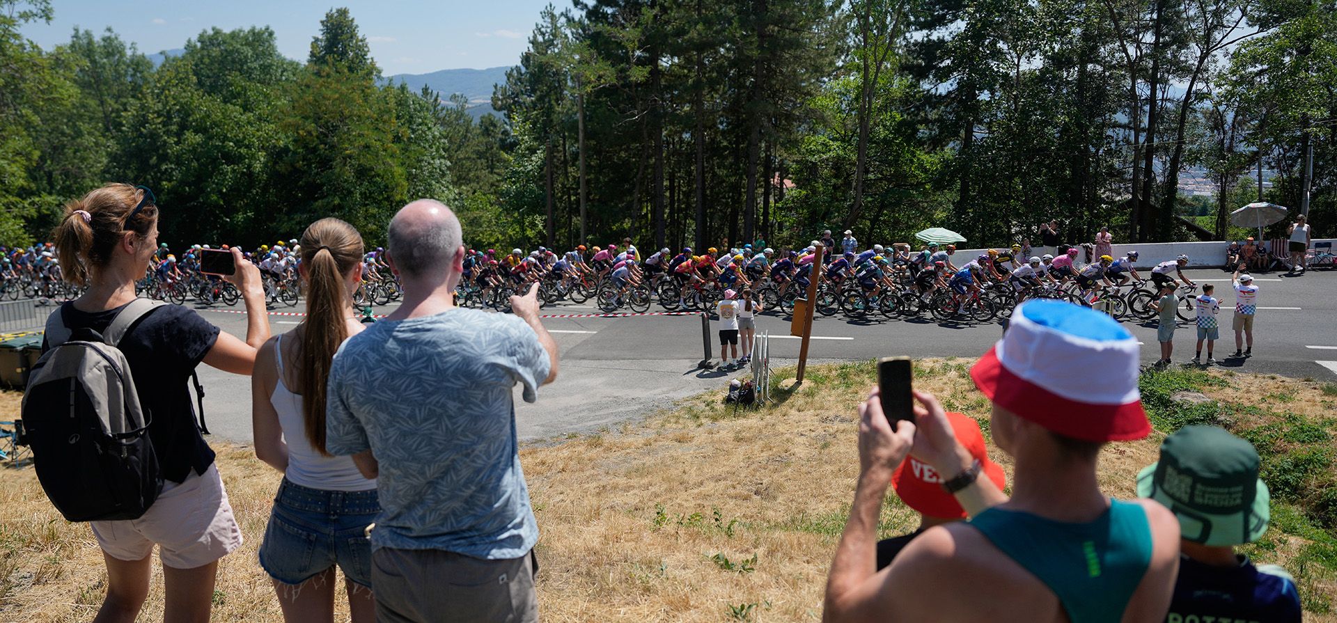 El pelotón recorre la decimonovena etapa del Tour de Francia, con salida en Gap y llegada en Alpe d'Huez, Francia, el viernes 24 de julio de 2026. (Foto AP/Mosa'ab Elshamy) El pelotón recorre la decimonovena etapa del Tour de Francia, con salida en Gap y llegada en Alpe d'Huez, Francia, el viernes 24 de julio de 2026. (Foto AP/Mosa'ab Elshamy)