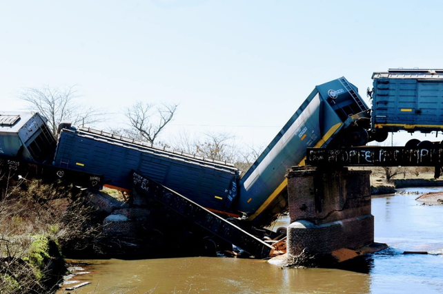 Un puente ferroviario que cruza un arroyo se desmoronó mientras pasaba un tren de cargas