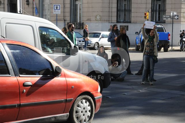 Manifestantes cortaron Avenida Rivadavia por el inicio de obras en el Parque Alberdi