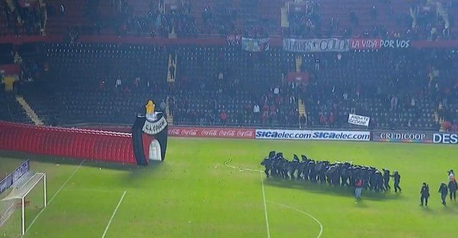 Colón perdía con Mitre y los hinchas protagonizaron serios incidentes