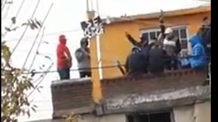 Ritual de balazos al cielo en la despedida a un violento delincuente que se suicidó