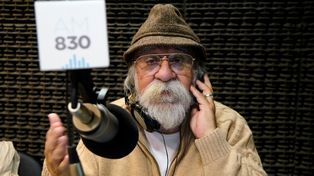 Murió Bigote Acosta. El periodista trabajó años en LT8 y los oyentes de La vereda de enfrente lo despiden con pesar.