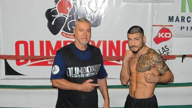 Mariano Farías junto a su entrenador Osvaldo Salami en el gimnasio Olimboxing.