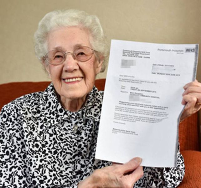 Doris exhibe la carta que le enviaron confirmando su embarazo.