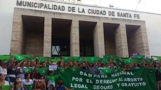 Pañuelazo: reclamaron por la legalización del aborto en el acampe feminista