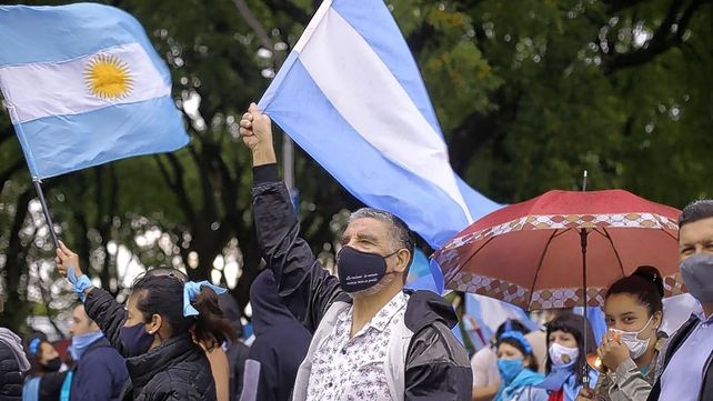 Marcharon contra el aborto legal bajo una lluvia torrencial