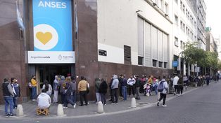 Largas colas pueden apreciarse a diario en la sede de Anses Rosario, en Sarmiento y Rioja.