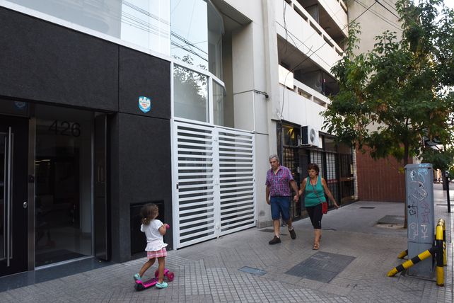 En ese edificio de Sarmiento al 400 se allanaron ayer las oficinas del Grupo Praga Negocios Inmobiliarios.