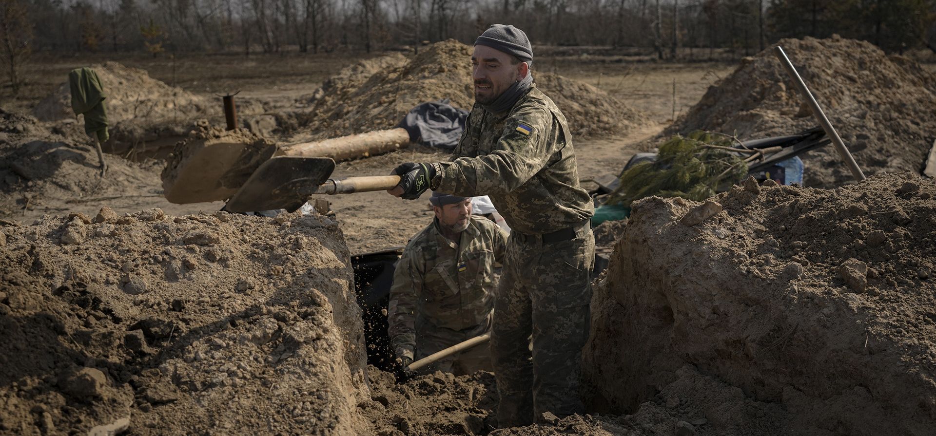 Militares ucranianos cavan trincheras en una posición al norte de la capital, Kiev, Ucrania, el martes 29 de marzo de 2022. Las primeras conversaciones cara a cara en dos semanas entre Rusia y Ucrania comenzaron el martes en Turquía, generando esperanzas vacilantes de que podría haber progreso hacia poner fin a una guerra que se ha convertido en una sangrienta campaña de desgaste.