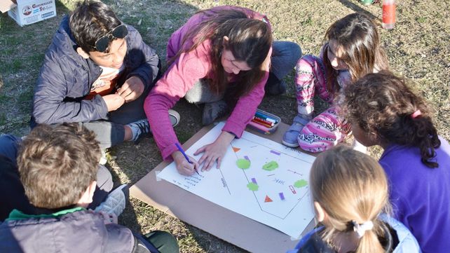 Los chicos y las chicas del Consejo dibujan el plano de la ciudad y ubican los recorridos que hacen y quieren hacer.