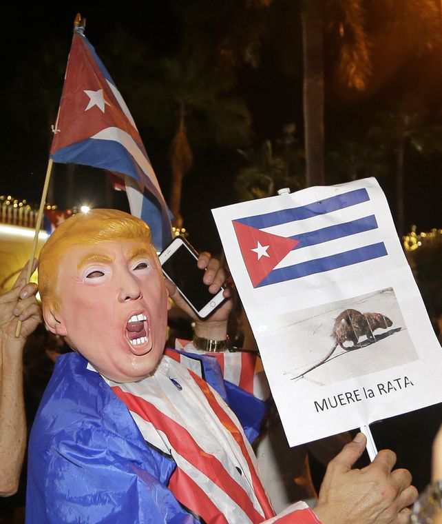 Disidentes cubanos de extrema derecha en Miami salieron a festejar la muerte de Fidel.