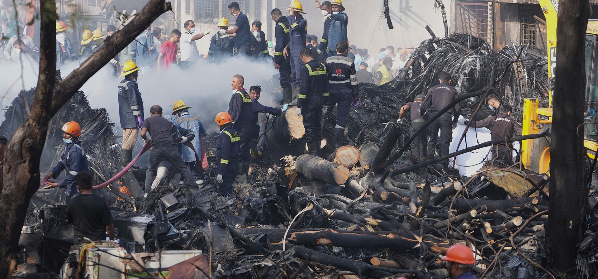 Equipos de búsqueda y rescate acudieron al lugar de un accidente aéreo en Ahmedabad, India, el jueves 12 de junio de 2025. (Foto AP/Ajit Solanki) Equipos de búsqueda y rescate acudieron al lugar de un accidente aéreo en Ahmedabad, India, el jueves 12 de junio de 2025. (Foto AP/Ajit Solanki)