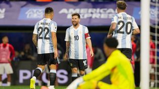Leo Messi espera abrazarse con el Toro Martínez, autor de un golazo. Mac Allister también se suma al festejo.