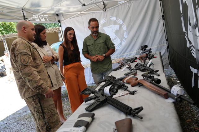 Descubren un arsenal enterrado en barriles en el sur provincial: tres detenidos y más de $10 millones secuestrados