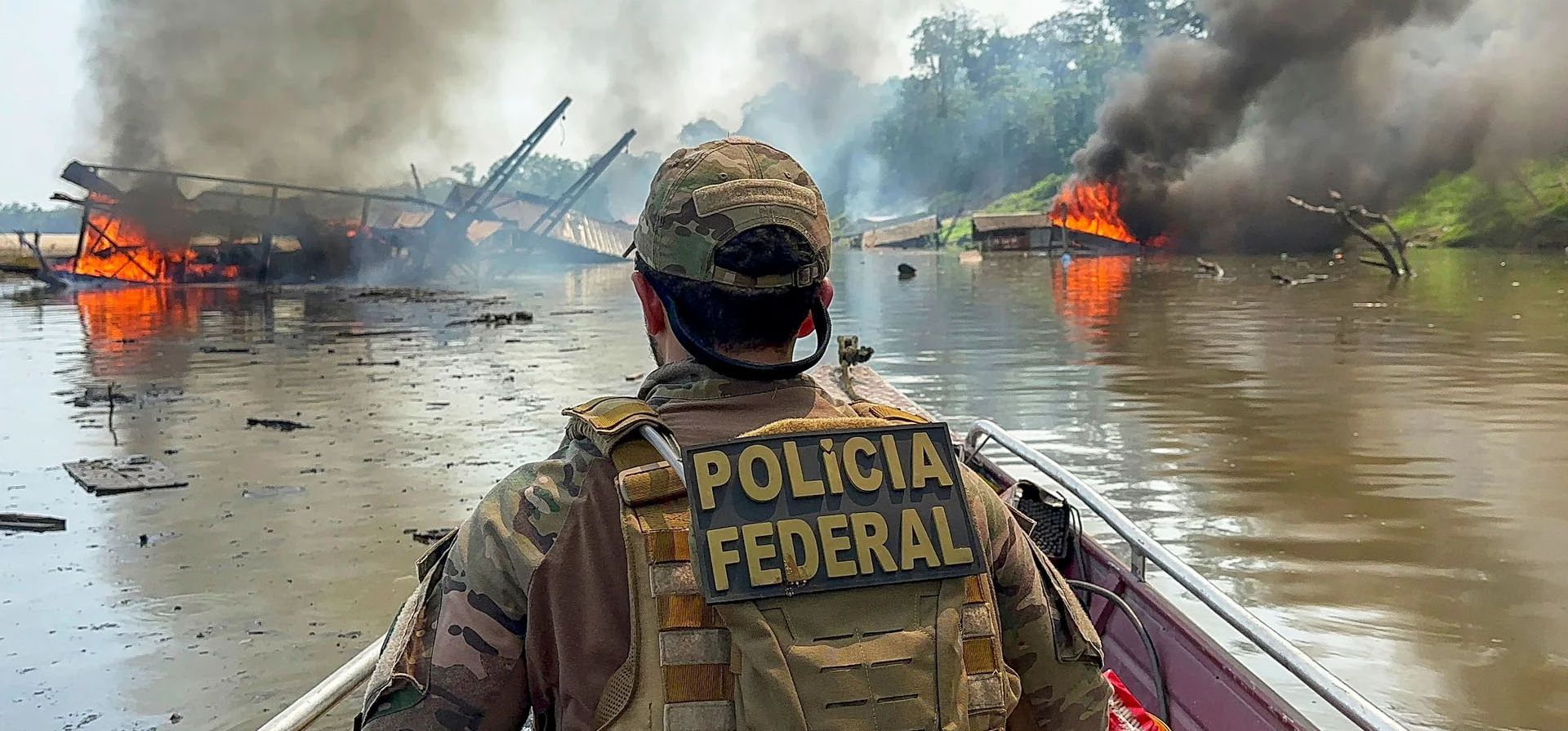 Un oficial de policía participa en una operación para incautar y destruir las pertenencias de mineros ilegales en la selva amazónica, Amazonas, Brasil. Fotografía: Policía federal brasileña/AFP/Getty Images Un oficial de policía participa en una operación para incautar y destruir las pertenencias de mineros ilegales en la selva amazónica, Amazonas, Brasil. Fotografía: Policía federal brasileña/AFP/Getty Images