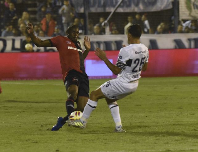 Newells se sacó el premio mayor en la última pelota del partido