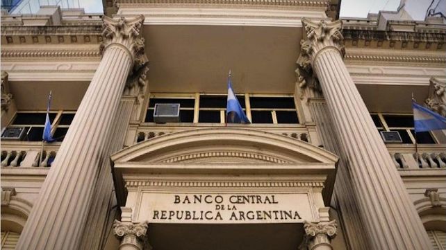 Cambio. Las posiciones en pesos fueron hacia el dólar ante la baja de tasas.