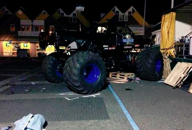 Al menos dos personas murieron aplastadas por un camión gigante