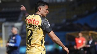 El marcador central apareció en el radar de Newells este verano.