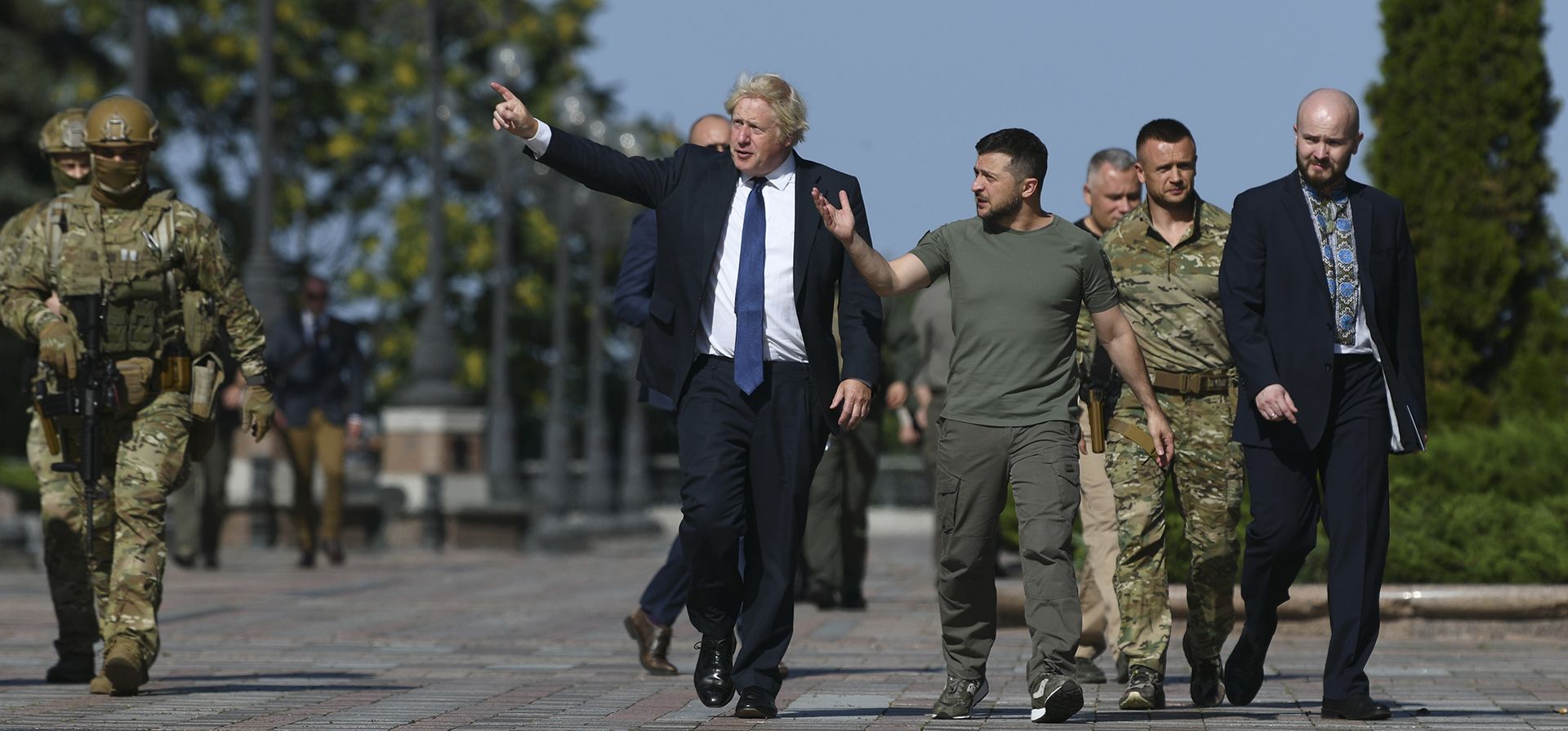 El presidente de Ucrania, Volodymyr Zelenskyy y el primer ministro británico, Boris Johnson, caminan durante su reunión en Kyiv, Ucrania, el miércoles 24 de agosto de 2022. El primer ministro británico, Boris Johnson, instó a los aliados occidentales a mantener su fuerte apoyo a Ucrania durante el invierno, y que su posición mejoraría después de que termine el clima frío.