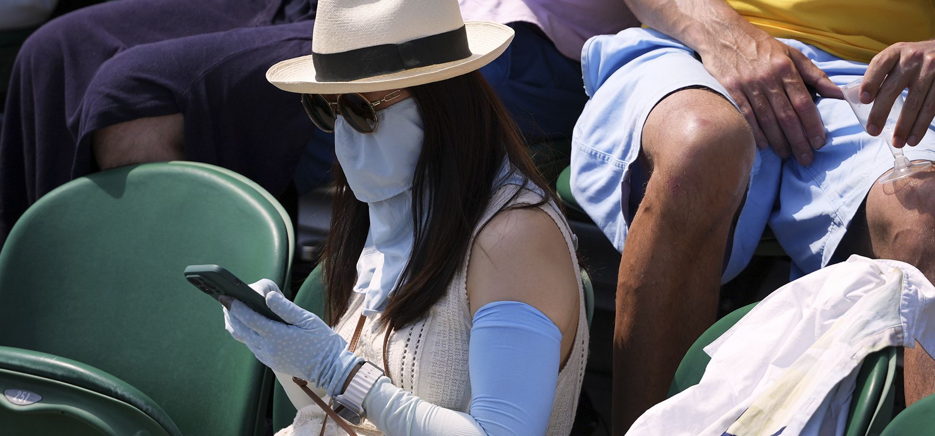 Una mujer protege sus brazos y cara del sol durante un partido de la primera ronda de Wimbledon el lunes 30 de junio del 2025. (AP Foto/Kirsty Wigglesworth) Una mujer protege sus brazos y cara del sol durante un partido de la primera ronda de Wimbledon el lunes 30 de junio del 2025. (AP Foto/Kirsty Wigglesworth)