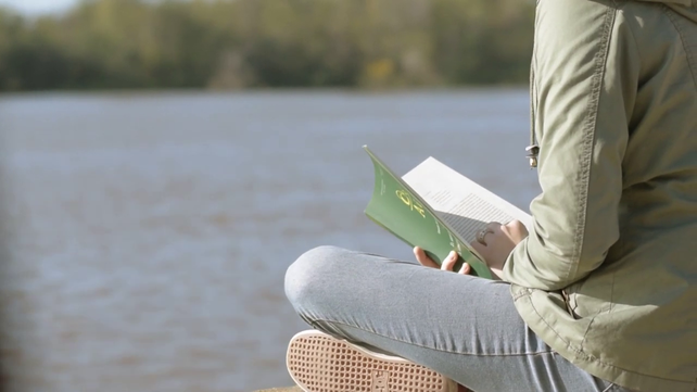 Convocan a ir a leer al río