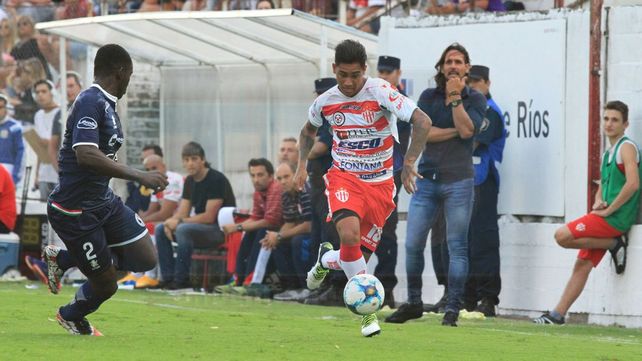 Ftacla encabeza el ataque de Atlético Paraná ante la marca de Gómez Andrade. &nbsp; 