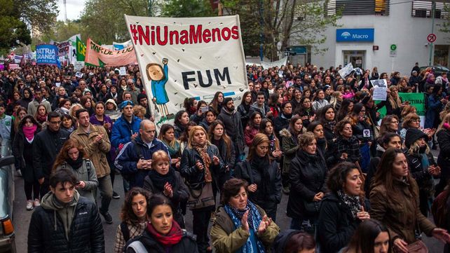 Una multitud vestida de negro marchó contra la violencia de género y los femicidios
