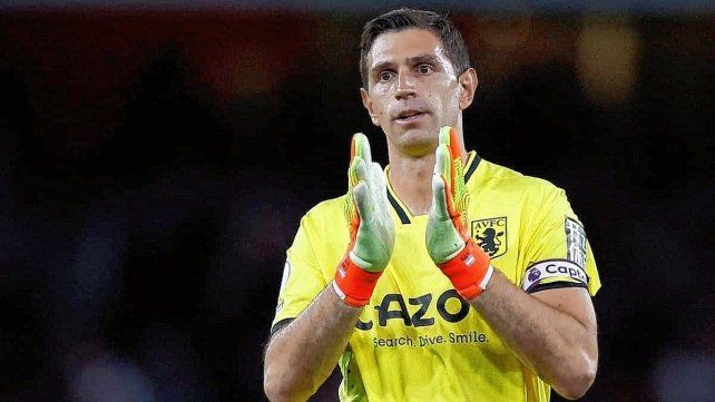 Dibu Martínez tuvo dos errores frente al Arsenal y su equipo cayó por 2 a 1.