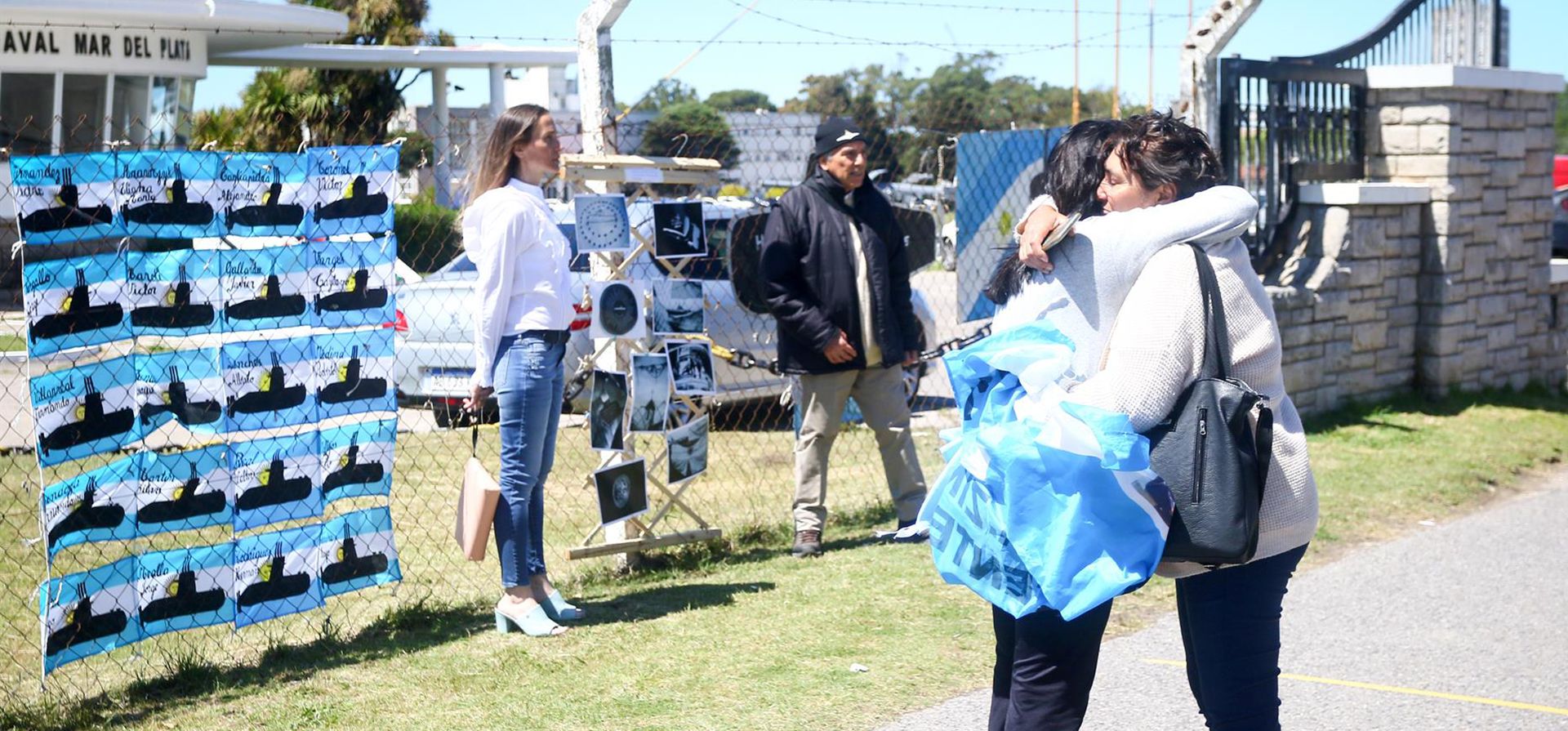 Familiares de los 44 tripulantes del submarino argentino "ARA San Juan" homenajean a sus seres queridos hoy, en Mar del Plata (Argentina). Frustración, impotencia y enojo son los sentimientos de las familias de las 44 víctimas del submarino ARA San Juan, quienes, aún con el dolor en el pecho, asisten a los homenajes que se celebraron este martes, 5 años después de la última comunicación con el sumergible y a la espera de que la Justicia determine las causas de su desaparición. EFE/ Arduin Mauricio