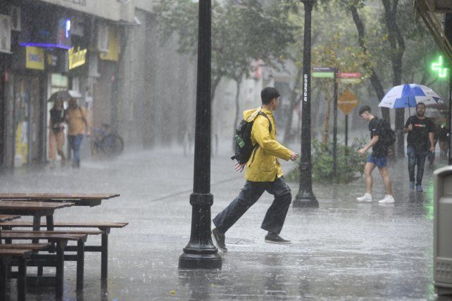 El tiempo en Rosario: llega la tormenta de Santa Rosa con alertas amarillo y naranja