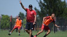 Con la V de la victoria. Kudelka quiere volver al triunfo ante Lanús. Avisó que la Sudamericana es la prioridad. Con la V de la victoria. Kudelka quiere volver al triunfo ante Lanús. Avisó que la Sudamericana es la prioridad.