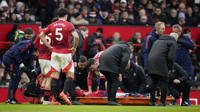 A minutos del final del partido entre Manchester United y Crystal Palace, Lisandro Martínez se retiró lesionado. (Foto AP/Dave Thompson)