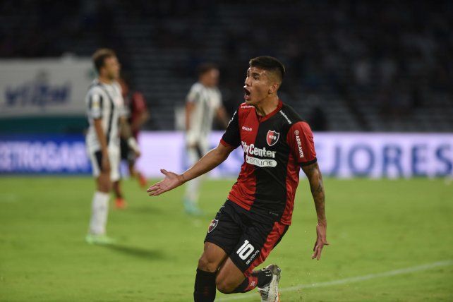 Grito de gol. Nico Castro ya clavó el golazo del 1 a 0 en Córdoba ante Talleres que abrió el camino a la victoria en el Kempes.