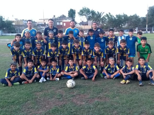Felices. Rosario Central se quedó con el título en la categoría 2012 y posaron para la foto.  