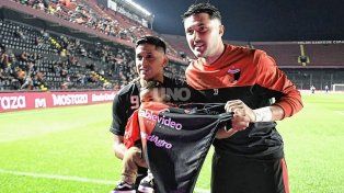 Facundo Garcés le regaló una camiseta de Toto Iñiguez, el hincha de Colón candidato al premio The Best.